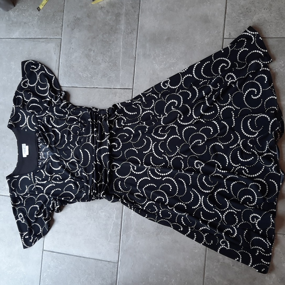 Van Heusen Vintage Black and White Swirl Pattern Short Sleeve Travel Dress